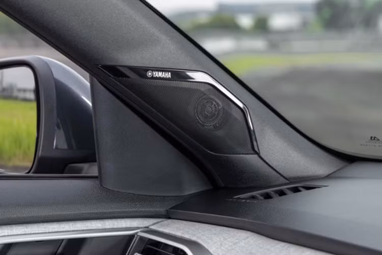 Xe sở hữu các trang bị tiện ích như: đồng hồ kỹ thuật số đầy đủ 8 inch, màn hình giải trí cảm ứng 12,3 inch hỗ trợ kết nối Apple Carplay hoặc Android Auto, hệ thống âm thanh 8 loa Yamaha, sạc điện thoại không dây, điều hòa tự động có cửa gió phía sau, đèn viền nội thất.