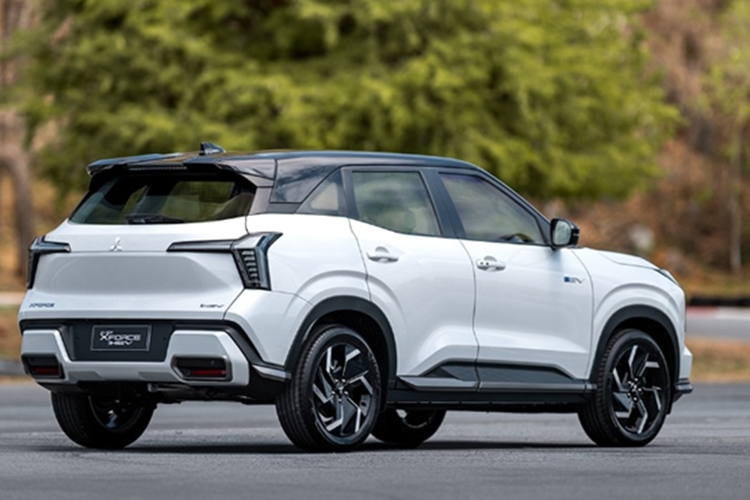 Về trang bị an toàn, xe sở hữu 6 túi khí và đầy đủ các công nghệ an toàn chủ động (ADAS) như: phanh khẩn cấp tự động, kiểm soát hành trình thích ứng, đèn pha tự động, cảnh báo phương tiện phía trước khởi hành, cảnh báo điểm mù, hỗ trợ chuyển làn và cảnh báo va chạm phía sau.