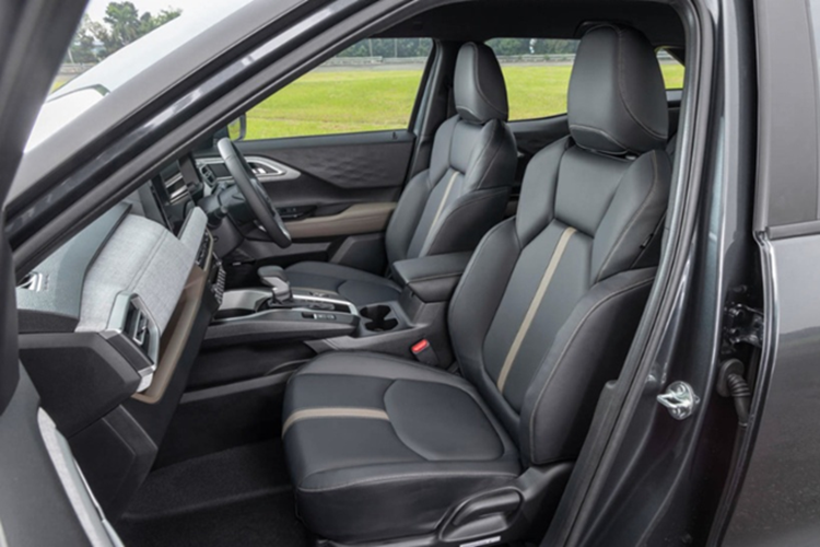 Xforce HEV vẫn được trang bị bộ mâm hợp kim 2 tông màu 18 inch nhưng có thiết kế trẻ trung hơn. Xe có thêm huy hiệu HEV xuất hiện trên lưới tản nhiệt trước và cửa cốp sau. Còn cửa trước có thêm huy hiệu Hybrid EV màu xanh. Về nội thất, khoang cabin của Mitsubishi Xforce HEV vẫn được bố trí như bản xăng.