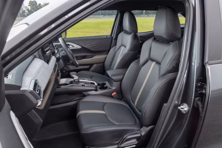 Xforce HEV vẫn được trang bị bộ mâm hợp kim 2 tông màu 18 inch nhưng có thiết kế trẻ trung hơn. Xe có thêm huy hiệu HEV xuất hiện trên lưới tản nhiệt trước và cửa cốp sau. Còn cửa trước có thêm huy hiệu Hybrid EV màu xanh. Về nội thất, khoang cabin của Mitsubishi Xforce HEV vẫn được bố trí như bản xăng.