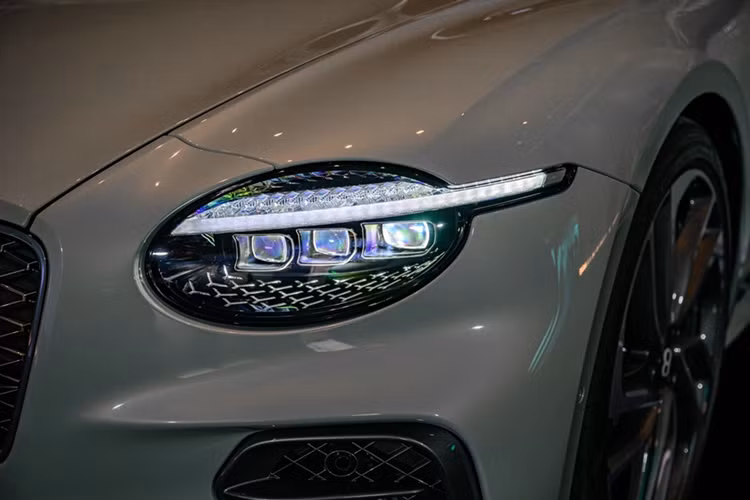 Điểm nổi bật nhất là sự quay trở lại thiết kế đèn pha đơn công nghệ Matrix LED cùng "chân mày" nằm ngang gồm 120 bóng LED độc lập, tích hợp các công nghệ an toàn.