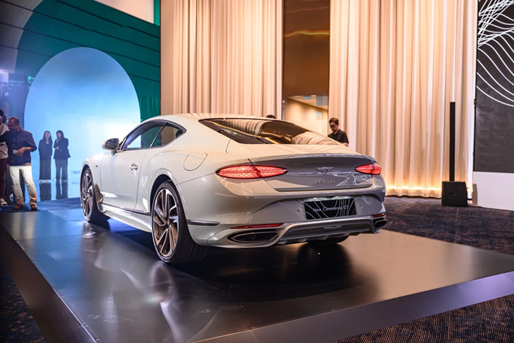Bentley Continental GT Speed hoàn toàn mới với những thay đổi về ngoại thất và nội thất, tuy nhiên mẫu GT hạng sang này giống như một biến thể facelift nhẹ cho thế hệ thứ 3 vốn được lấy cảm hứng từ các mẫu xe giới hạn như Bacalar hay Batur.