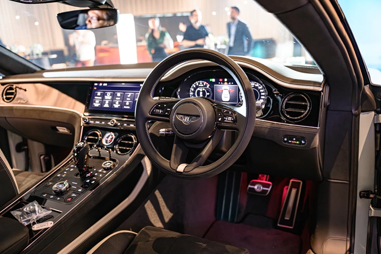 Bentley vẫn giữ phong cách cổ điển cho mẫu grand tourer thế hệ mới này. Nhiều chi tiết được làm từ các vật liệu cao cấp như da thật, ốp gỗ... với nhiều tùy chọn về màu sắc.