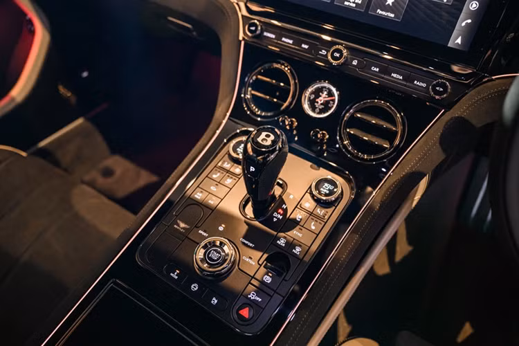 Đi kèm với cơ cấu Ultra Performance Hybrid là hộp số 8 cấp ly hợp kép, hệ thống dẫn động 4 bánh toàn thời gian với vi sai điện tử chống trượt eLSD.