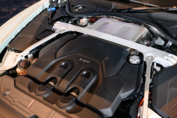 Điểm khác biệt lớn nhất trên chiếc Bentley Continental GT thế hệ mới là cơ cấu động cơ V8 Ultra Performance Hybrid, vốn thay thế cho tùy chọn động cơ W12 trứ danh một thời.