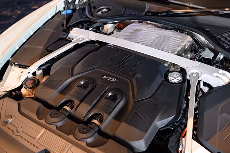 Điểm khác biệt lớn nhất trên chiếc Bentley Continental GT thế hệ mới là cơ cấu động cơ V8 Ultra Performance Hybrid, vốn thay thế cho tùy chọn động cơ W12 trứ danh một thời.