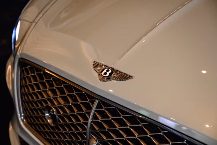 Cấu trúc mới bao gồm một động cơ V8 twin-turbo 4.0L mạnh 600 mã lực, một động cơ điện 190 mã lực đặt trong hộp số và bộ pin điện 25,9 kWh được đặt tại cầu sau.