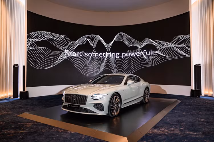 Tại Singapore, mức giá xe Bentley Continental GT Speed thế hệ mới sẽ khởi điểm từ 1,538 triệu SGD (khoảng 1,144 triệu USD). Sau khi bổ sung các loại thuế phí đắt đỏ, con số này có thể lên đến 1,9 triệu SGD (hơn 1,4 triệu USD).