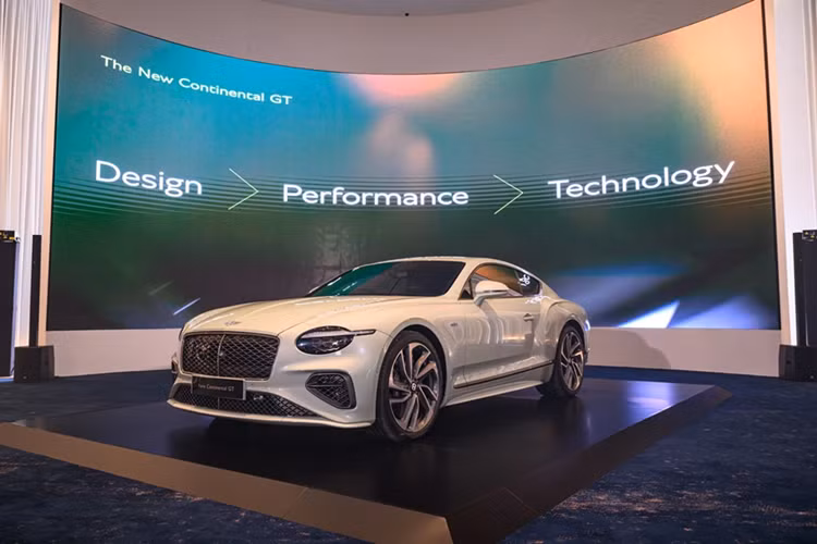 Tổng hiệu suất của cơ cấu này đạt 782 mã lực và 1.000 Nm, giúp chiếc coupe hạng sang vẫn có khả năng tăng tốc từ 0 lên 100 km/h chỉ trong 3,2 giây, trước khi đạt vận tốc tối đa lên đến 335 km/h.