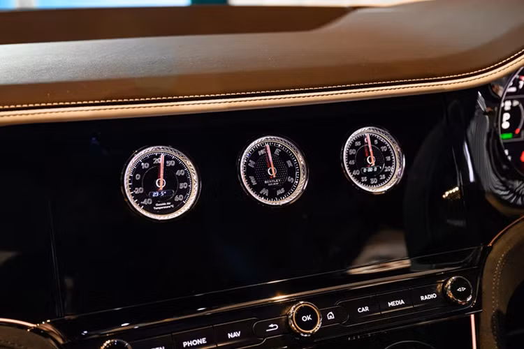 Màn hình trung tâm có thể xoay 3 mặt, bao gồm màn hình cảm ứng 12.3 inch, bộ 3 đồng hồ nhiệt độ, định vị và đo thời gian, hoặc chỉ đơn giản là bề mặt ốp nội thất phẳng.