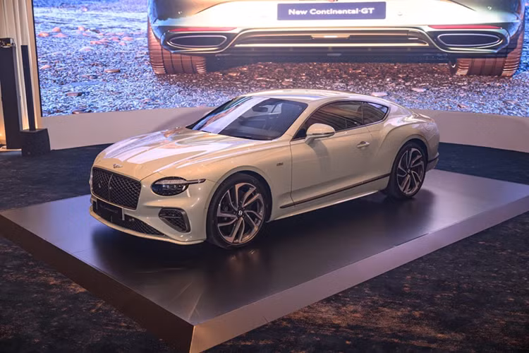 Chiếc xe được giới thiệu trong buổi ra mắt tại Singapore thuộc phiên bản Bentley Continental GT Speed First Edition giới hạn, sở hữu một số tùy chọn đặc biệt như logo tại hốc bánh trước, bệ bước hay tựa đầu mỗi ghế.