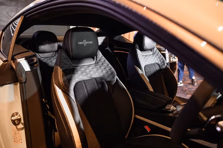 Bentley Continental GT thế hệ mới được trang bị ghế tiện nghi Wellness điều chỉnh điện 20 hướng với khả năng tự động thay đổi theo thể trạng và nhiệt độ người sử dụng.