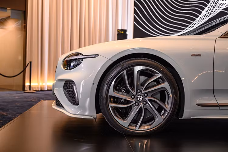 Phiên bản này được trang bị tiêu chuẩn bộ mâm Swept 10 chấu kích thước 22 inch, tuy nhiên khách hàng vẫn có thể lựa chọn nhiều thiết kế mâm khác nhau.