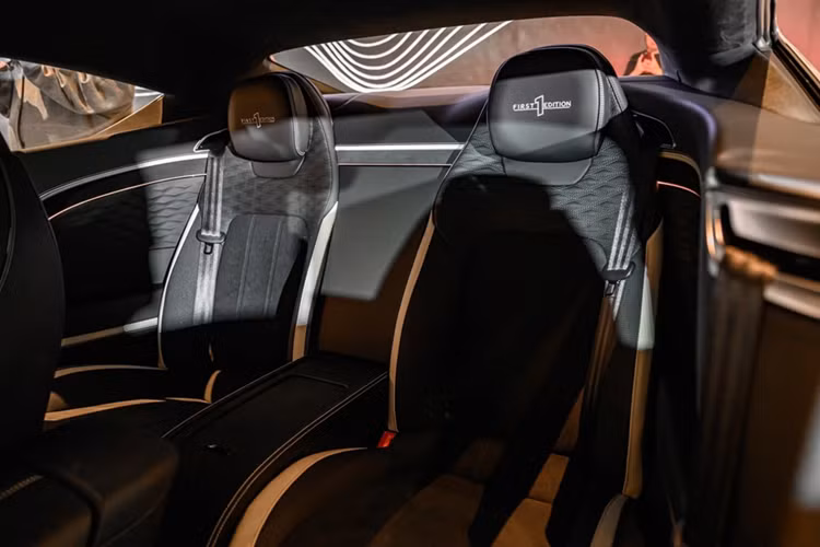 Logo của phiên bản First Edition cũng xuất hiện tại nhiều vị trí như tựa đầu mỗi ghế, bệ bước phát sáng... Khách hàng có thể nâng cấp các tùy chọn đặc biệt của bộ phận Mulliner, hệ thống âm thanh cao cấp Naim...