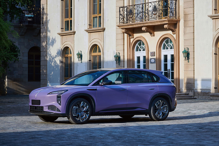 Khách hàng có thể chọn màu thân xe đơn sắc hoặc hai tông màu, với kích thước lốp từ 19 đến 21 inch. Các tính năng tùy chọn bao gồm lidar trên nóc xe, hệ thống treo khí nén và kính riêng tư phía sau. Nội thất cung cấp bố cục năm chỗ ngồi với các vật liệu cao cấp như bọc da và điểm nhấn vân gỗ.