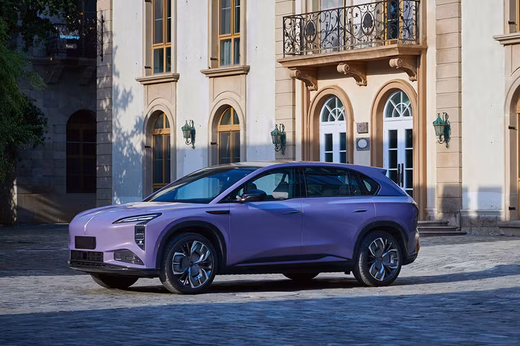 Khách hàng có thể chọn màu thân xe đơn sắc hoặc hai tông màu, với kích thước lốp từ 19 đến 21 inch. Các tính năng tùy chọn bao gồm lidar trên nóc xe, hệ thống treo khí nén và kính riêng tư phía sau. Nội thất cung cấp bố cục năm chỗ ngồi với các vật liệu cao cấp như bọc da và điểm nhấn vân gỗ.