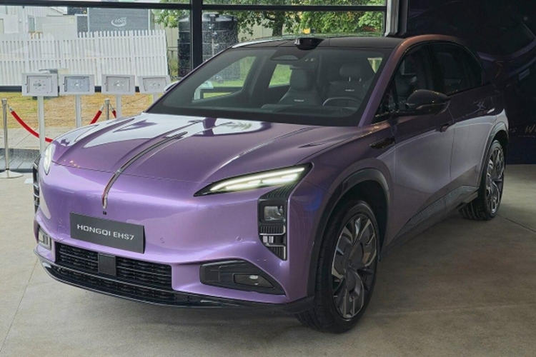 Được xây dựng trên nền tảng điện thuần túy Tiangong của Hongqi và nền tảng thông minh Jiuzhang, chiếc SUV này hỗ trợ nhiều loại xe khác nhau. Nó có bộ pin nhiệt độ thấp giữ lại 98% dung lượng ở -10℃, sạc tới 80% trong 5 phút.