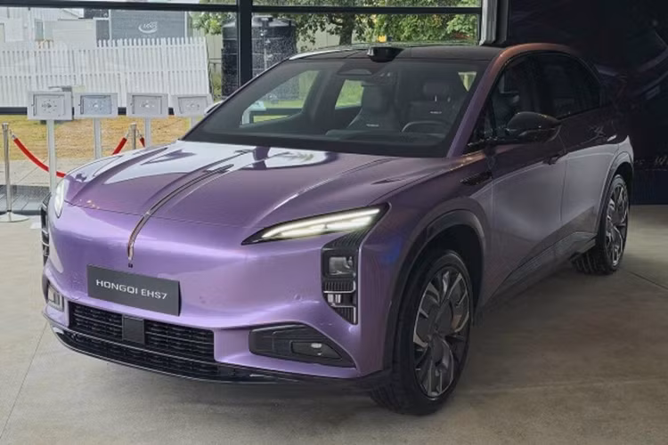 Được xây dựng trên nền tảng điện thuần túy Tiangong của Hongqi và nền tảng thông minh Jiuzhang, chiếc SUV này hỗ trợ nhiều loại xe khác nhau. Nó có bộ pin nhiệt độ thấp giữ lại 98% dung lượng ở -10℃, sạc tới 80% trong 5 phút.