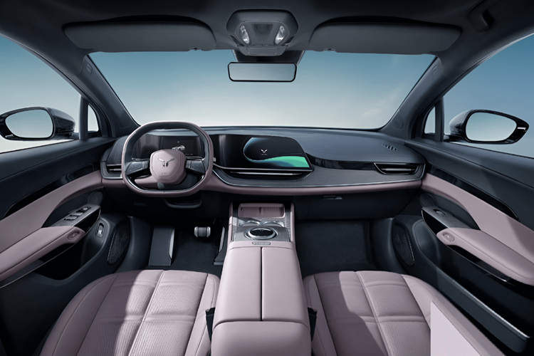 Bảng điều khiển tích hợp cụm đồng hồ kỹ thuật số thống nhất và màn hình đa phương tiện. Cơ chế cửa vận hành bằng nút bấm thay thế tay nắm truyền thống, trong khi các tính năng như sạc điện thoại không dây và khu vực lưu trữ rỗng tăng cường chức năng.