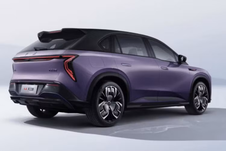 Các tiện nghi bổ sung bao gồm vô lăng đáy phẳng, AR-HUD tiêu cự kép và hệ thống âm thanh Dolby Atmos. Tiangong 08 ra mắt “hệ thống lái xe thông minh cấp cao SimNav” của Hongqi, có thuật toán đầu cuối từ DJI Automotive được hỗ trợ bởi Qualcomm Snapdragon Ride SoC với sức mạnh tính toán 100 TOPS.