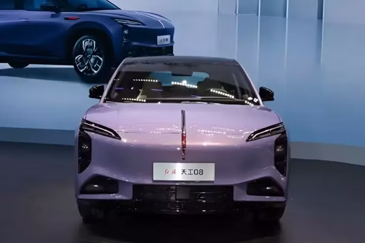 SUV điện Tiangong 08 2025 có mặt trước đèn pha chia đôi đặc trưng của Hongqi với viền đen nối cụm đèn phía trên. Tay nắm cửa ẩn, biểu tượng cờ đỏ bên hông tích hợp camera quan sát bên hông và thiết kế đèn hậu toàn chiều rộng với các chi tiết hình chữ L định hình nên kiểu dáng bên ngoài của xe.