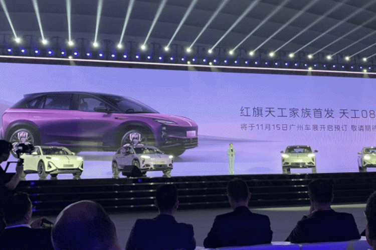 Hệ thống hỗ trợ NOA đô thị và cung cấp hỗ trợ đỗ xe thông minh. Các tùy chọn hệ truyền động bao gồm hệ dẫn động hai bánh một động cơ 253 kW và hệ dẫn động bốn bánh toàn thời gian hai động cơ với động cơ trước 202 kW và động cơ sau 253 kW, đạt tốc độ tối đa 200 km/h.