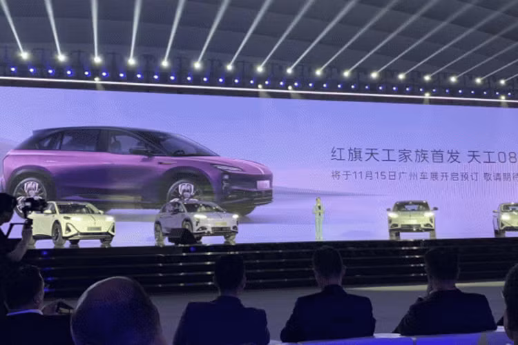 Hệ thống hỗ trợ NOA đô thị và cung cấp hỗ trợ đỗ xe thông minh. Các tùy chọn hệ truyền động bao gồm hệ dẫn động hai bánh một động cơ 253 kW và hệ dẫn động bốn bánh toàn thời gian hai động cơ với động cơ trước 202 kW và động cơ sau 253 kW, đạt tốc độ tối đa 200 km/h.