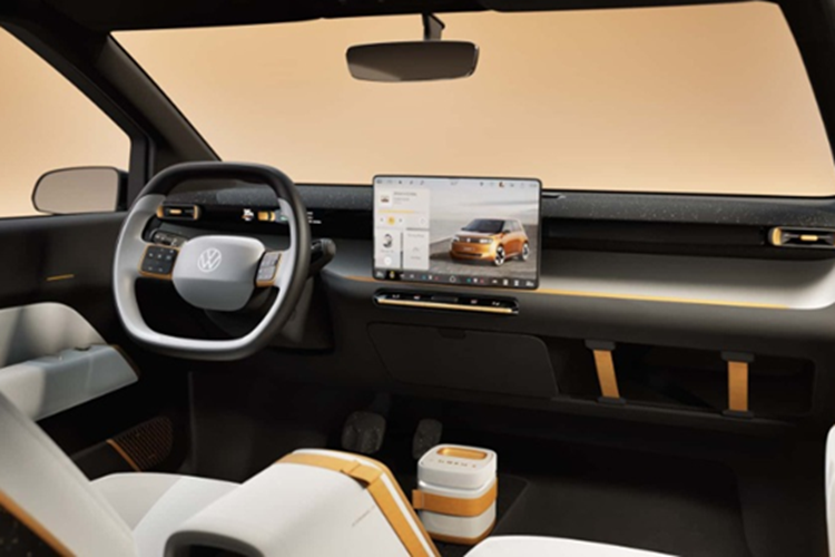 Vì là xe đô thị giá rẻ nên khoang cabin của xe cũng được tối giản hết mức với các trang bị cơ bản như: màn hình trung tâm cảm ứng cỡ lớn, bảng đồng hồ kỹ thuật số được thu nhỏ bên dưới bảng taplo, loa Bluetooth di động và bảng điều khiển trung tâm có thể trượt lên xuống trên một đường ray.