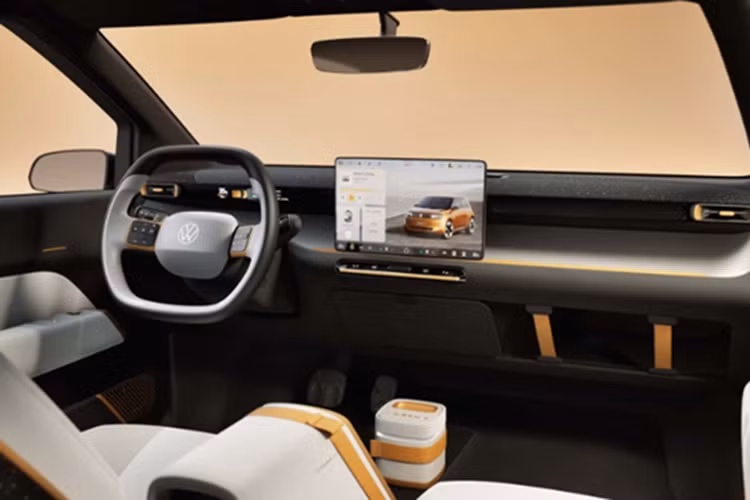 Vì là xe đô thị giá rẻ nên khoang cabin của xe cũng được tối giản hết mức với các trang bị cơ bản như: màn hình trung tâm cảm ứng cỡ lớn, bảng đồng hồ kỹ thuật số được thu nhỏ bên dưới bảng taplo, loa Bluetooth di động và bảng điều khiển trung tâm có thể trượt lên xuống trên một đường ray.