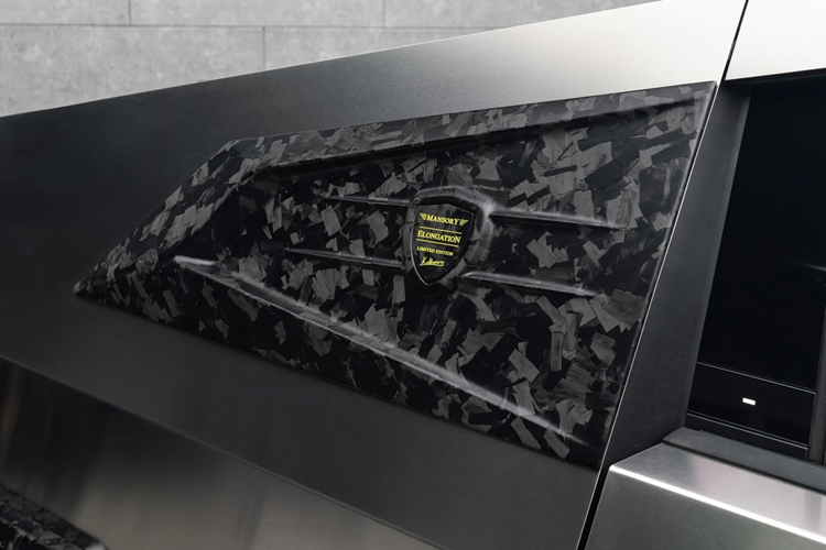 So với phiên bản gốc, phần đầu xe trong gói Elongation Mansory độ Tesla Cybertruck trang bị lớp ốp carbon đúc bao phủ toàn bộ nắp capo và mặt trước. Ngoài ra, xe còn được bổ sung hệ thống đèn chiếu sáng trên cản trước và nóc, tăng thêm vẻ hầm hố.