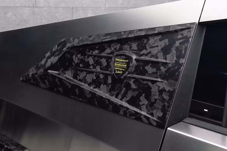 So với phiên bản gốc, phần đầu xe trong gói Elongation Mansory độ Tesla Cybertruck trang bị lớp ốp carbon đúc bao phủ toàn bộ nắp capo và mặt trước. Ngoài ra, xe còn được bổ sung hệ thống đèn chiếu sáng trên cản trước và nóc, tăng thêm vẻ hầm hố.