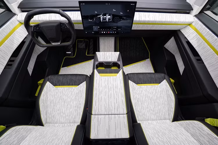 Gương chiếu hậu và phần thân dưới cũng được trang trí bằng vật liệu carbon. Mansory còn thiết kế thêm tấm ốp carbon mô phỏng cửa sổ phụ, kết hợp cùng huy hiệu đặc trưng của gói độ. Ở phía sau, hai vây gió nhỏ bằng carbon đúc được gắn trên khoang tải, chủ yếu đóng vai trò trang trí hơn là cải thiện tính khí động học.