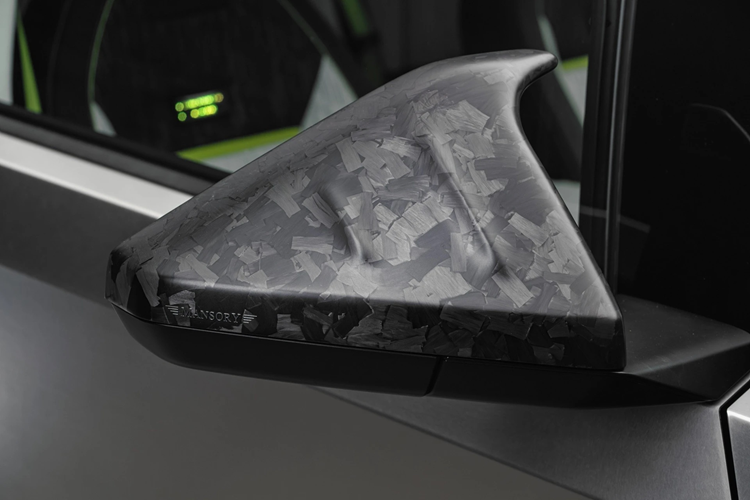 Logo Mansory được thêu tinh tế trên tựa đầu ghế, dây đai an toàn và thảm sàn, tạo nên những điểm nhấn độc đáo cho không gian cabin. Hiện tại, Mansory chưa can thiệp vào hệ thống truyền động của Cybertruck. Tesla hiện cung cấp hai phiên bản chính: All-Wheel Drive (AWD) và Cyberbeast.