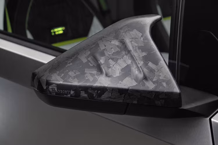 Logo Mansory được thêu tinh tế trên tựa đầu ghế, dây đai an toàn và thảm sàn, tạo nên những điểm nhấn độc đáo cho không gian cabin. Hiện tại, Mansory chưa can thiệp vào hệ thống truyền động của Cybertruck. Tesla hiện cung cấp hai phiên bản chính: All-Wheel Drive (AWD) và Cyberbeast.