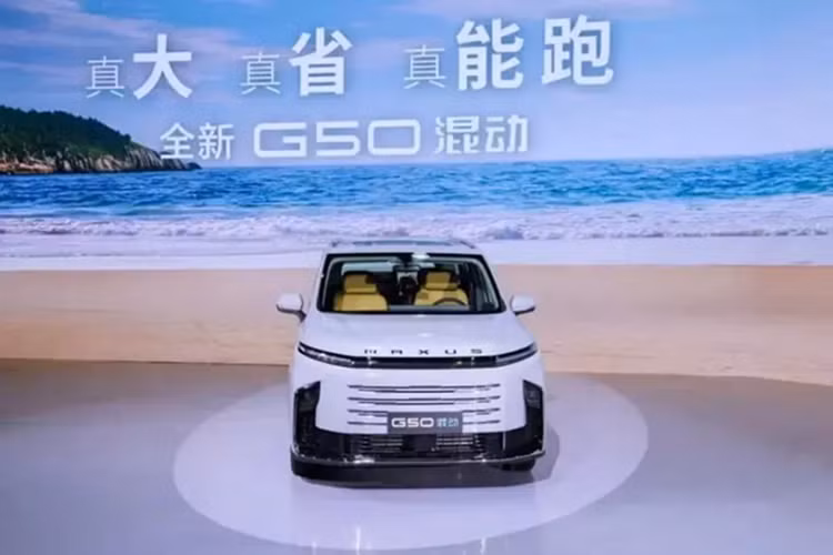 SAIC đã chính thức bắt đầu bán trước mẫu xe SAIC Maxus G50 PHEV 2025 mới. Được định vị là một chiếc xe đa dụng nhỏ gọn, G50 PHEV được thiết lập là mẫu MPV hybrid duy nhất có mặt trên toàn cầu ở mức giá 20.000 đô la, sau khi có các ưu đãi khuyến mại. Maxus là một thương hiệu thuộc sở hữu của SAIC do nhà nước Trung Quốc sở hữu.