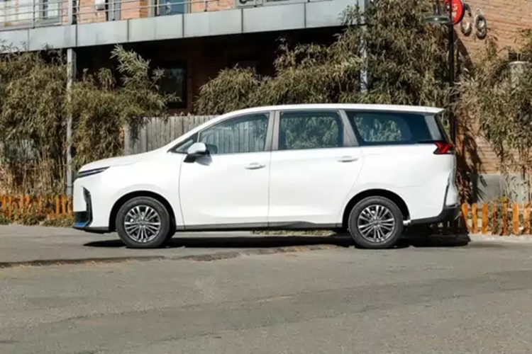 Mẫu xe MPV SAIC Maxus G50 PHEV 2025 được trang bị hệ thống plug-in hybrid sử dụng động cơ xăng 1,5 lít, có bộ pin 18,65 kWh. Động cơ H15R 1,5 lít cung cấp công suất tối đa 72 kW trong khi động cơ truyền động cung cấp công suất tối đa 160 kW. Bộ pin cung cấp phạm vi lái xe hoàn toàn bằng điện là 85 km theo tiêu chuẩn thử nghiệm CLTC.