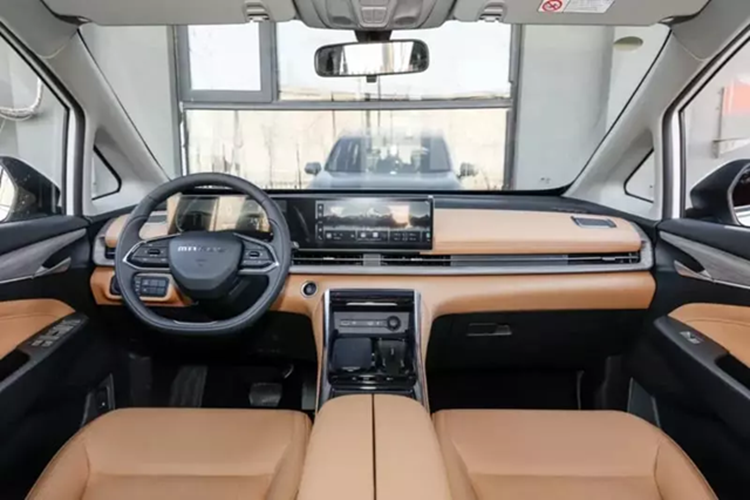 SAIC Maxus G50 Hybrid đạt mô-men xoắn cực đại 280 Nm và tăng tốc từ 0 đến 100 km/h trong 7,9 giây. Kích thước của xe tương tự như Maxus G50 MAX chạy bằng xăng, với chiều dài 4.825mm, chiều rộng 1.825mm và chiều cao 1.778mm (1800mm với giá để đồ trên nóc xe) và chiều dài cơ sở 2800mm.