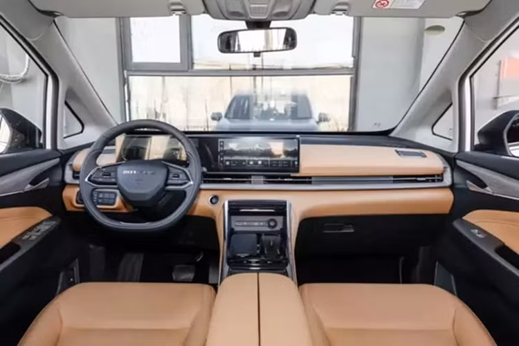 SAIC Maxus G50 Hybrid đạt mô-men xoắn cực đại 280 Nm và tăng tốc từ 0 đến 100 km/h trong 7,9 giây. Kích thước của xe tương tự như Maxus G50 MAX chạy bằng xăng, với chiều dài 4.825mm, chiều rộng 1.825mm và chiều cao 1.778mm (1800mm với giá để đồ trên nóc xe) và chiều dài cơ sở 2800mm.