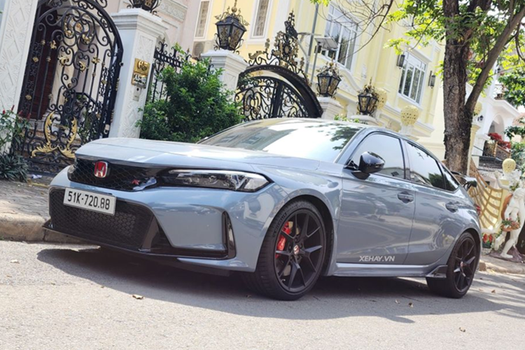 Theo đó, thay vì 3 ống xả như trước, giờ đây chiếc Honda Civic Type R của Cường Đô la đã đổi sang pô mugen chỉ còn một ống xả hình tròn màu kim loại đặt gọn gàng ở trung tâm đuôi xe mang đến trải nghiệm âm thanh sống động hơn.