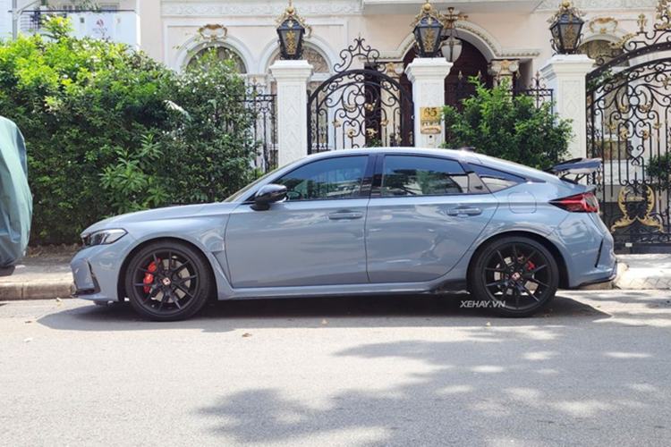 Bộ mâm của xe là loại 5 chấu kép, kích thước 19 inch sơn màu đen mờ cùng kẹp phanh từ thương hiệu Brembo. Phía sau xe được trang bị cánh gió kích thước lớn. Các chi tiết khác có thể kể đến như: logo Honda với nền màu đỏ, logo Type R được lắp đặt tại nhiều vị trí như lưới tản nhiệt, đuôi xe…