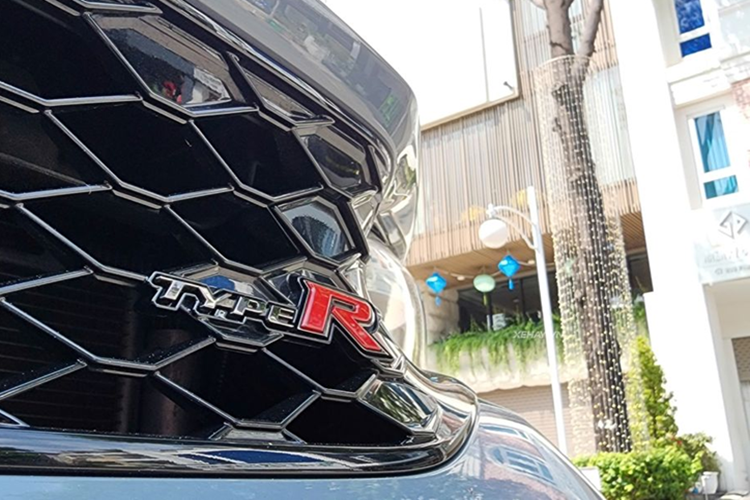 Ở thời điểm mua xe, đại gia Cường Đô La tậu Honda Civic Type R với chi phí 2,4 tỷ đồng (chưa bao gồm phí lăn bánh) để tậu chiếc xe này. Đến đầu năm 2025, Honda đã điều chỉnh tăng giá cho chiếc xe này lên mức 2,999 tỷ đồng.