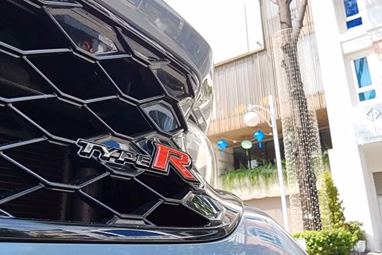 Ở thời điểm mua xe, đại gia Cường Đô La tậu Honda Civic Type R với chi phí 2,4 tỷ đồng (chưa bao gồm phí lăn bánh) để tậu chiếc xe này. Đến đầu năm 2025, Honda đã điều chỉnh tăng giá cho chiếc xe này lên mức 2,999 tỷ đồng.