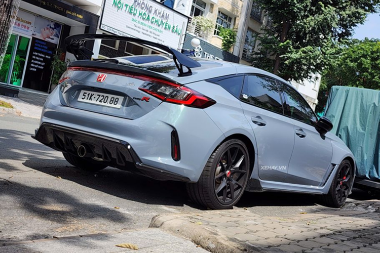 Honda Civic Type R được trang bị khối động cơ 2.0L DOHC VTEC Turbo sản sinh công suất 315 mã lực tại 6.500 vòng/phút và mô-men xoắn 420 Nm trong khoảng 2.600 đến 4.000 vòng/phút. Tốc độ tối đa được giới hạn ở mức 272 km/h. Xe sử dụng hộp số sàn 6 cấp tương tự thế hệ trước, kết hợp tính năng Rev Matching với khả năng điều chỉnh vòng tua máy khi sang số.