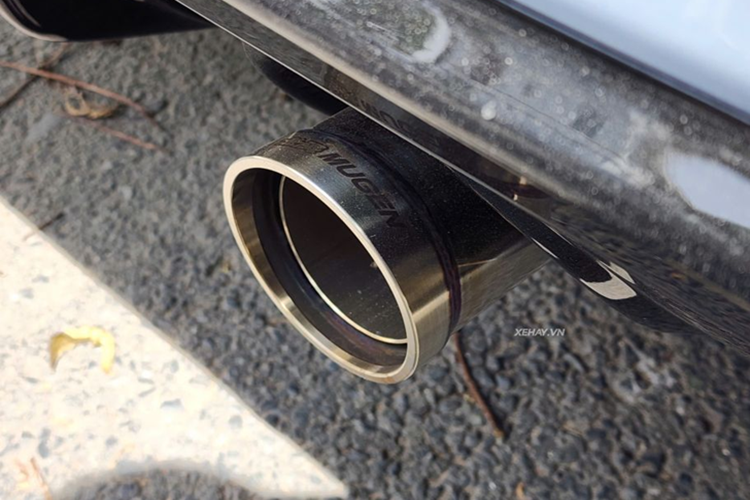 Không rõ chiếc Honda Civic Type R của doanh nhân Cường “đô la” có độ thêm gì bên trong nội thất không, nhưng theo nguyên bản, Civic Type R 2023 sở hữu nội thất tông đen – đỏ đậm chất thể thao đặc trưng. Xe được trang bị màn hình giải trí trung tâm kích cỡ 9 inch kết nối Apple Carplay/ Android Auto và cụm đồng hồ kỹ thuật số 10,2 inch.