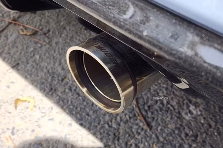 Không rõ chiếc Honda Civic Type R của doanh nhân Cường “đô la” có độ thêm gì bên trong nội thất không, nhưng theo nguyên bản, Civic Type R 2023 sở hữu nội thất tông đen – đỏ đậm chất thể thao đặc trưng. Xe được trang bị màn hình giải trí trung tâm kích cỡ 9 inch kết nối Apple Carplay/ Android Auto và cụm đồng hồ kỹ thuật số 10,2 inch.