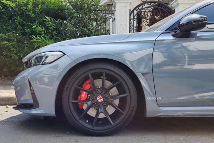 Chiếc Honda Civic Type R của đại gia phố núi sở hữu màu sơn ngoại thất Sonic Grey Pearl đặc trưng của dòng hatchback hiệu suất cao này. Civic Type R sở hữu ngoại hình thể thao, hầm hố hơn nhờ bộ lưới tản nhiệt kích thước lớn được sơn đen, hệ thống đèn pha công nghệ LED, khe gió, ốp hông khí động học.