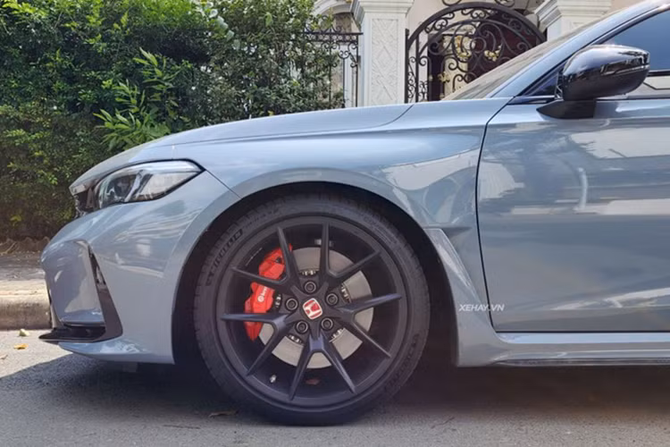 Chiếc Honda Civic Type R của đại gia phố núi sở hữu màu sơn ngoại thất Sonic Grey Pearl đặc trưng của dòng hatchback hiệu suất cao này. Civic Type R sở hữu ngoại hình thể thao, hầm hố hơn nhờ bộ lưới tản nhiệt kích thước lớn được sơn đen, hệ thống đèn pha công nghệ LED, khe gió, ốp hông khí động học.