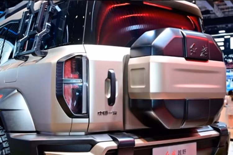 Thiết kế thân xe vuông vức kết hợp cùng tông sơn hai màu vàng cát – đen, bệ bước chân, baga nóc, thang bên hông và ốp vòm bánh cỡ lớn giúp tăng vẻ khỏe khoắn và sẵn sàng cho các hành trình địa hình khắc nghiệt.