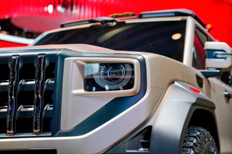 Ở phía sau, mẫu SUV mới của Hongqi vẫn giữ nguyên những đặc trưng của dòng xe off-road truyền thống như: lốp dự phòng gắn ngoài, cửa hậu mở ngang và đèn hậu đặt dọc.