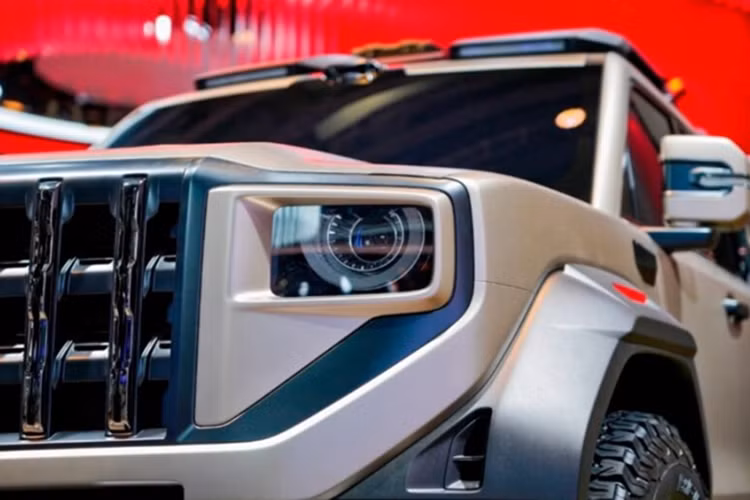 Ở phía sau, mẫu SUV mới của Hongqi vẫn giữ nguyên những đặc trưng của dòng xe off-road truyền thống như: lốp dự phòng gắn ngoài, cửa hậu mở ngang và đèn hậu đặt dọc.